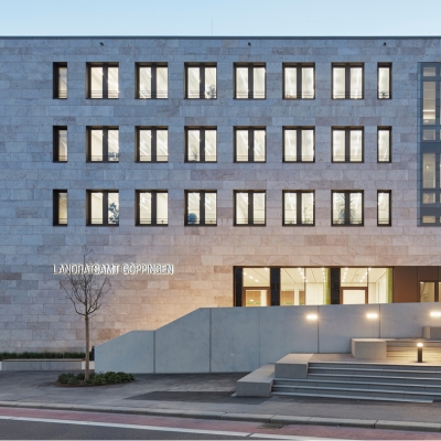 Moderne beleuchtete Fassade des Landratsamt Göppingen mit vielen Fenstern