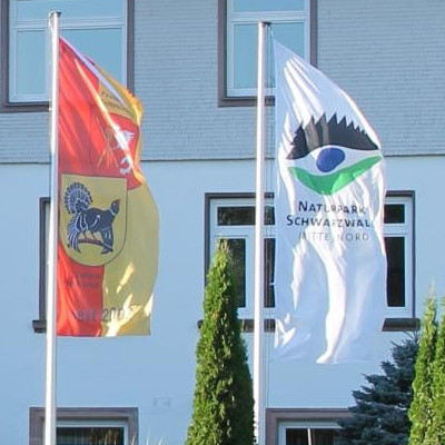 Flaggen vor dem Gebäude des Landratsamtes in Freudenstadt