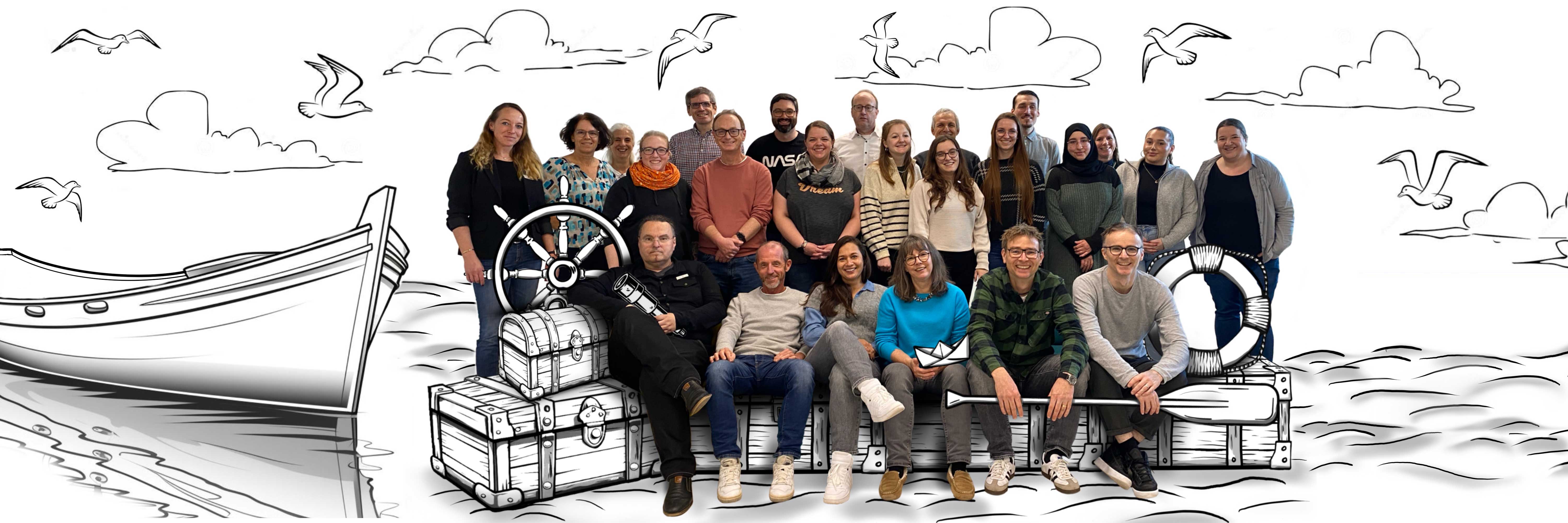 Ein Gruppenbild vom CMS-Team, umrandet von skizzierten Elementen, Wolken, Vögel, Wasser, Boot, Steuerrad, Rettungsring alle sitzend auf skizzierten Kisten
