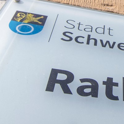 Eingangsschild des Rathauses der Stadt Schwetzingen.