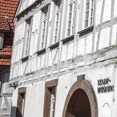 Außenansicht des Stadt-Museums Gerlingen in Form einer Fachwerkhausfassade.