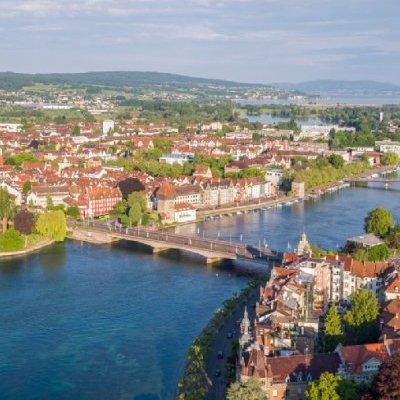 Luftaufnahme von Konstanz auf zwei Ufer verteilt mit einer Brücke über den Rhein, die die zwei Ufer verbindet.